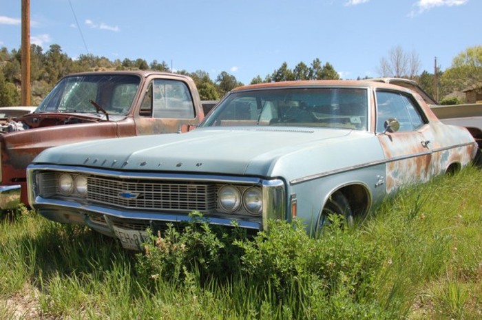 More Than 250 Cars Make Up This Vehicle Cemetery In Utah (29 pics)