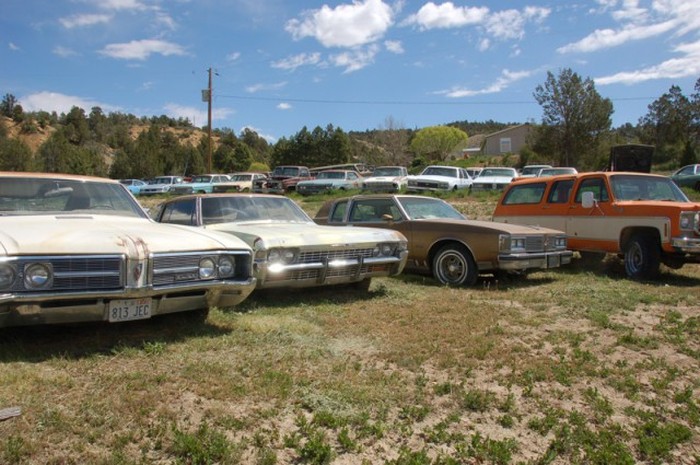 More Than 250 Cars Make Up This Vehicle Cemetery In Utah (29 pics)