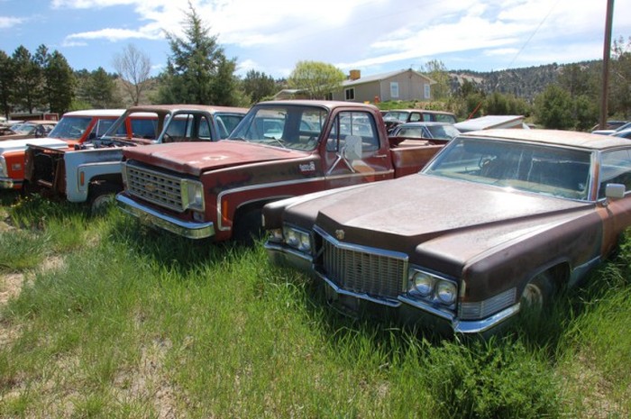 More Than 250 Cars Make Up This Vehicle Cemetery In Utah (29 pics)