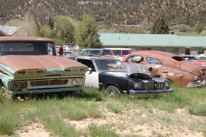 More Than 250 Cars Make Up This Vehicle Cemetery In Utah (29 pics)