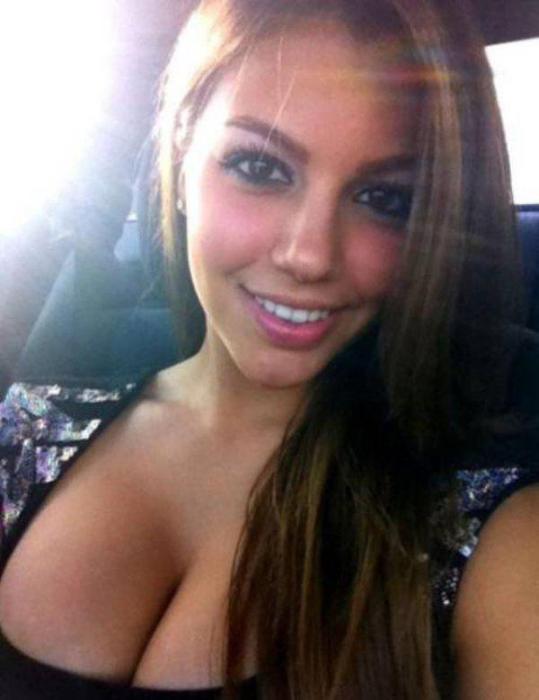 Busty Girls With Full Lips Make For A Beautiful Combination (33 pics)