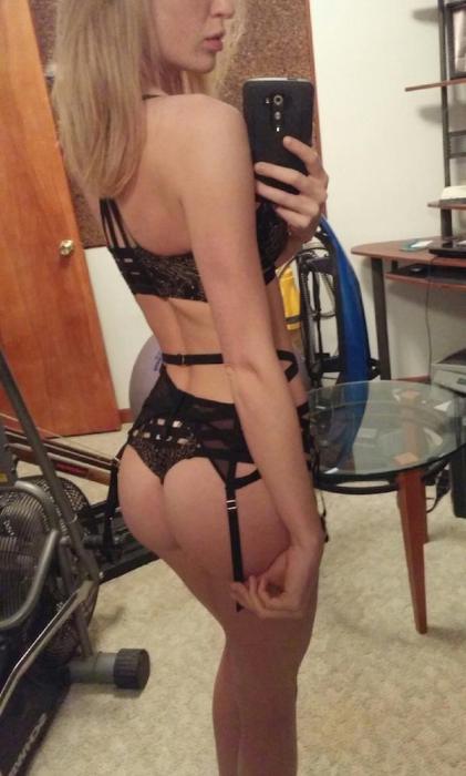 Luscious Ladies In Lingerie Love To Show Off Their Sexy Sides (39 pics)