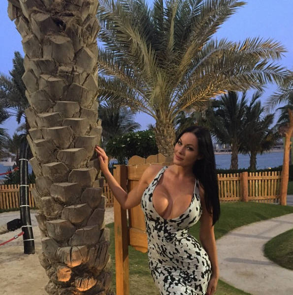 This Gorgeous Angelina Jolie Lookalike Has A Massive 32J Bra Size (30 pics)