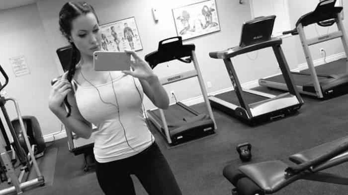 This Gorgeous Angelina Jolie Lookalike Has A Massive 32J Bra Size (30 pics)