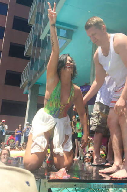 Demi Lovato Kept The Party Alive After She Fell During A Recent Perfomance (6 pics)