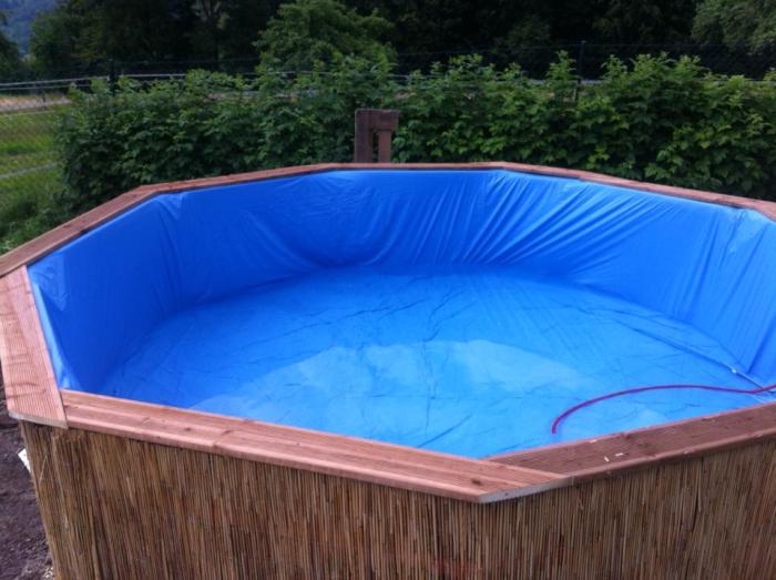 How To Build Your Own Swimming Pool Out Of Pallets (6 pics)