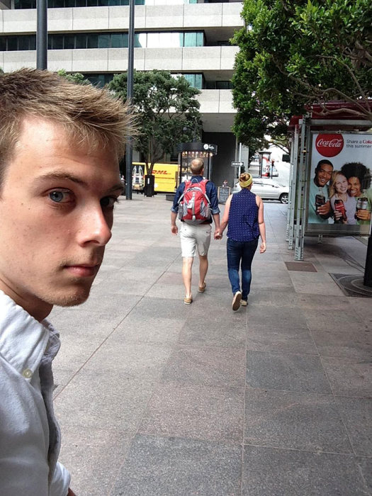 Man Spends 3 Years Taking Awkward Selfies As The Third Wheel (9 pics)