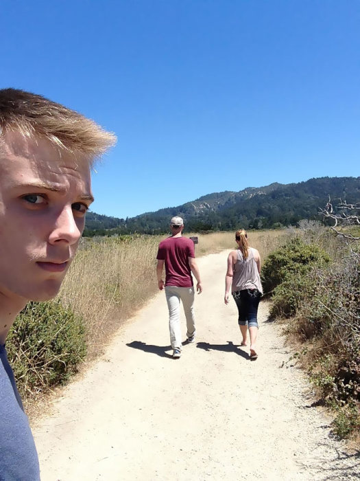 Man Spends 3 Years Taking Awkward Selfies As The Third Wheel (9 pics)