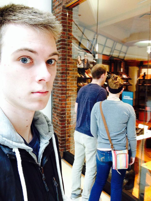 Man Spends 3 Years Taking Awkward Selfies As The Third Wheel (9 pics)