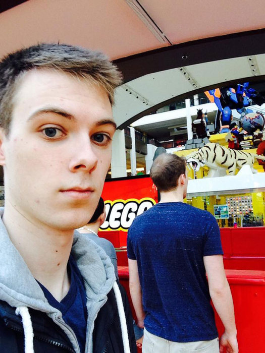 Man Spends 3 Years Taking Awkward Selfies As The Third Wheel (9 pics)