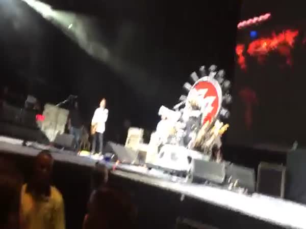 Fan Plays The Drums