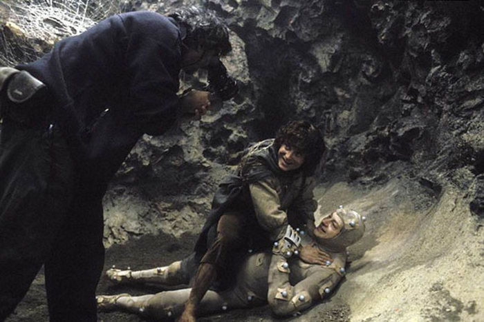 See How Famous Movies Were Made In These Candid Behind The Scenes Pictures (30 pics) See How Famous Movies Were Made In These Candid Behind The Scenes Pictures (30 pics)