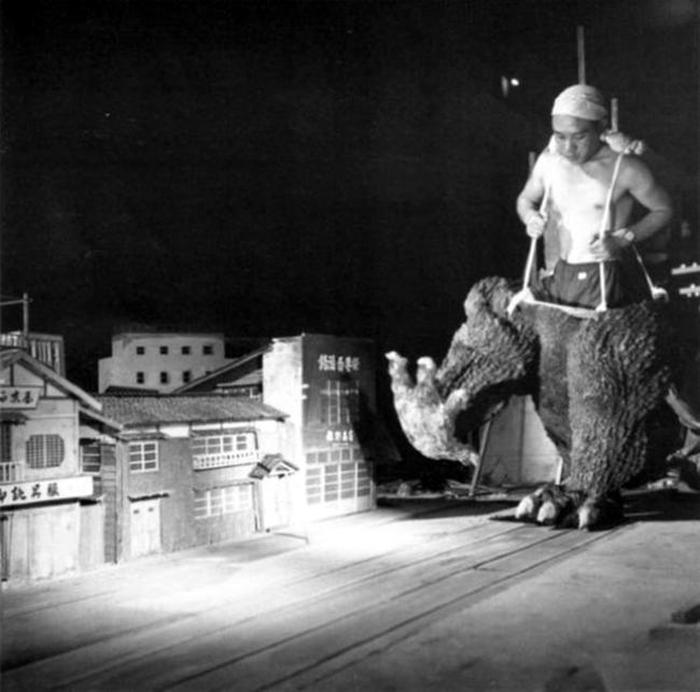 See How Famous Movies Were Made In These Candid Behind The Scenes Pictures (30 pics) See How Famous Movies Were Made In These Candid Behind The Scenes Pictures (30 pics)