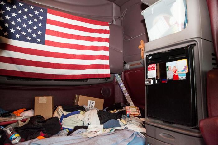 This Is What The Life Of A Long Distance Trucker Looks Like (35 pics)