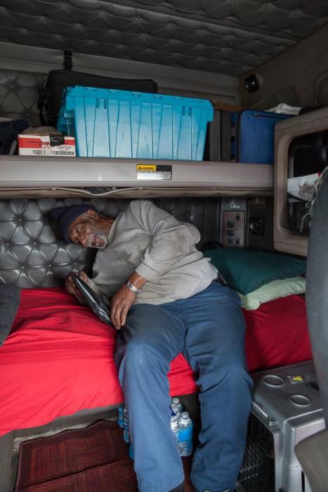 This Is What The Life Of A Long Distance Trucker Looks Like (35 pics)