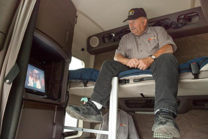 This Is What The Life Of A Long Distance Trucker Looks Like (35 pics)