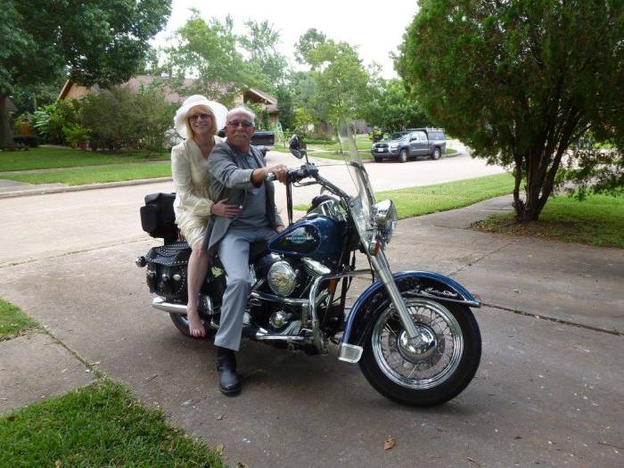 40 Years Later And Not Much Has Changed For This Couple (4 pics)