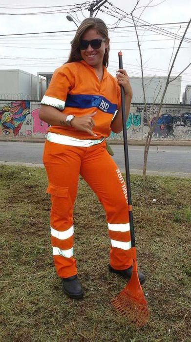 Brazilian Street Cleaner Offered Modeling Job After These Pictures Hit The Internet (14 pics)