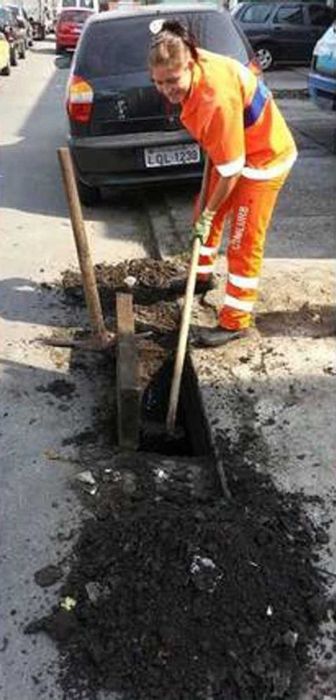 Brazilian Street Cleaner Offered Modeling Job After These Pictures Hit The Internet (14 pics)