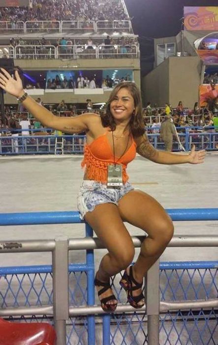 Brazilian Street Cleaner Offered Modeling Job After These Pictures Hit The Internet (14 pics)