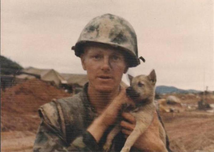 Rare Photos Of American Soldiers Relaxing In Vietnam (25 pics)
