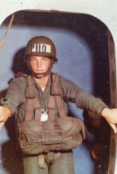 Rare Photos Of American Soldiers Relaxing In Vietnam (25 pics)