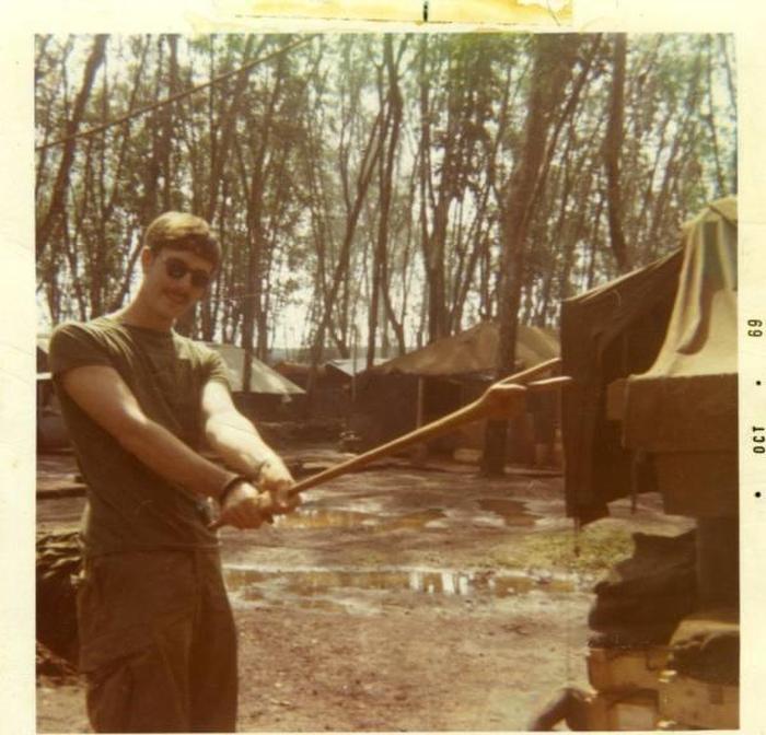 Rare Photos Of American Soldiers Relaxing In Vietnam (25 pics)