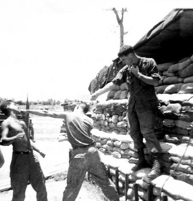 Rare Photos Of American Soldiers Relaxing In Vietnam (25 pics)