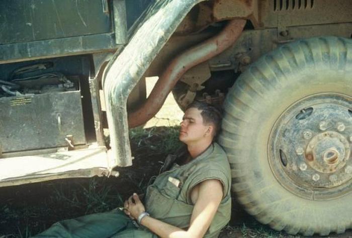 Rare Photos Of American Soldiers Relaxing In Vietnam (25 pics)