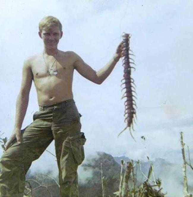 Rare Photos Of American Soldiers Relaxing In Vietnam (25 pics)