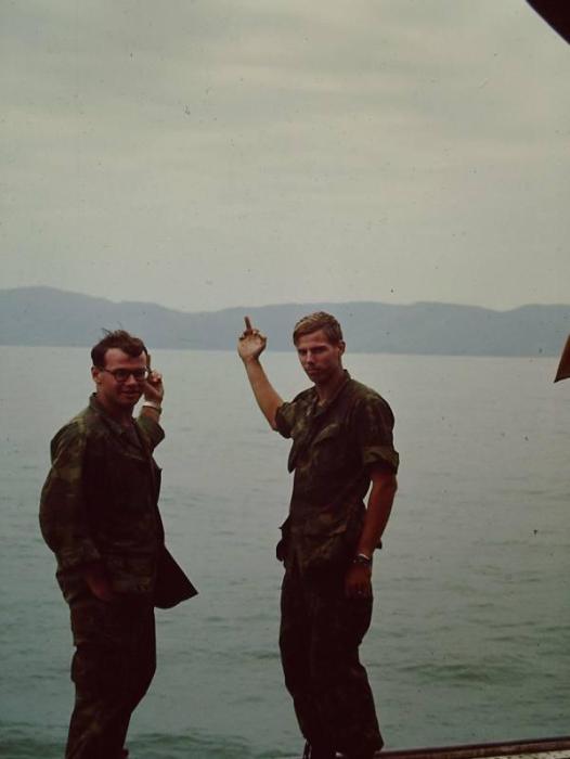 Rare Photos Of American Soldiers Relaxing In Vietnam (25 pics)