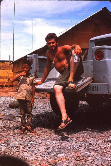 Rare Photos Of American Soldiers Relaxing In Vietnam (25 pics)