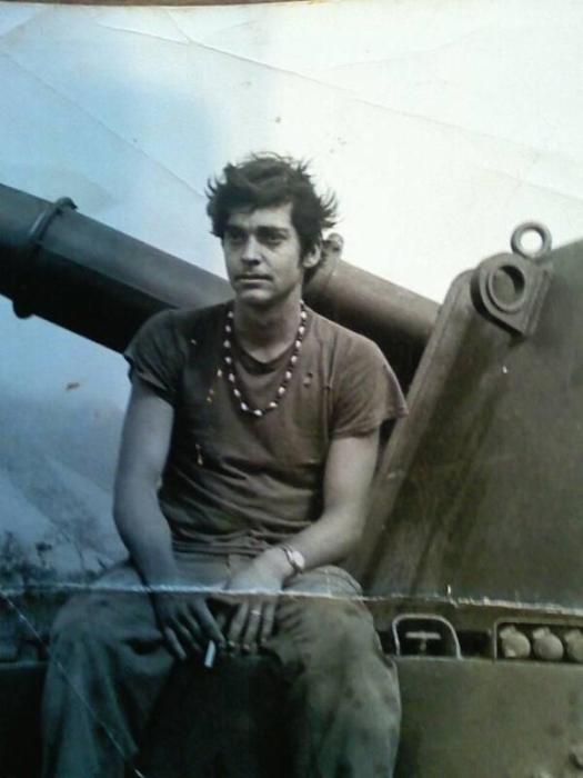 Rare Photos Of American Soldiers Relaxing In Vietnam (25 pics)