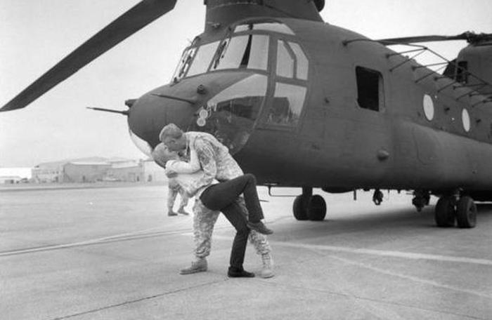 Rare Photos Of American Soldiers Relaxing In Vietnam (25 pics)