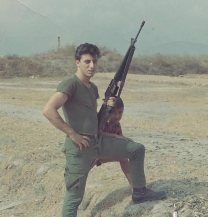 Rare Photos Of American Soldiers Relaxing In Vietnam (25 pics)