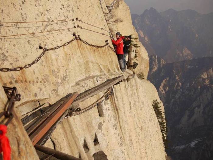 11 Popular Tourist Attractions That Might Kill You (28 pics)