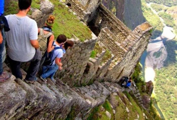 11 Popular Tourist Attractions That Might Kill You (28 pics)