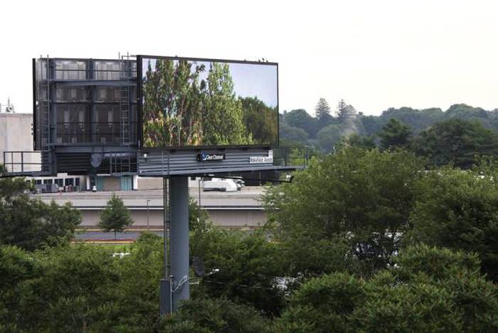 Man Brings Nature To The Masses Using Digital Billboards (6 pics)