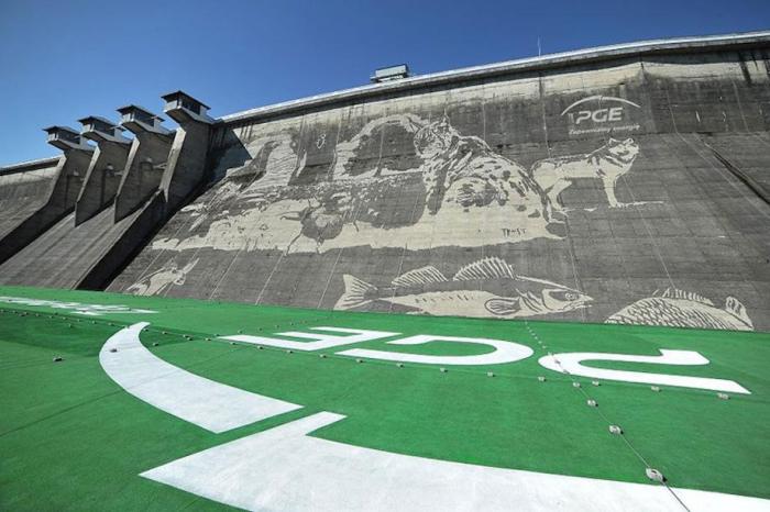 Workers Used Pressure Washers To Create This Stunning Mural On A Polish Dam (6 pics)