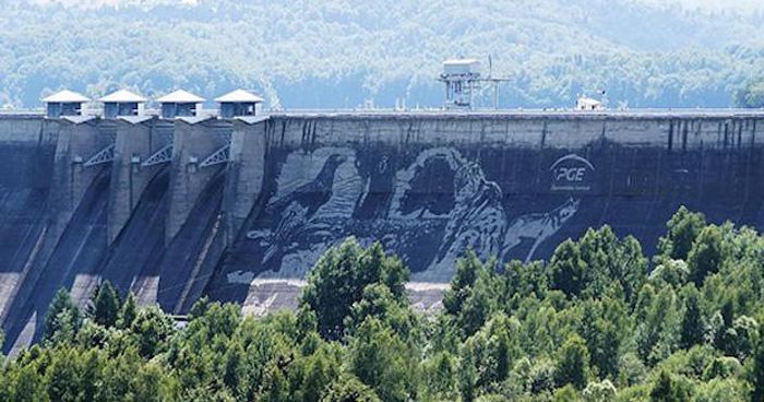 Workers Used Pressure Washers To Create This Stunning Mural On A Polish Dam (6 pics)