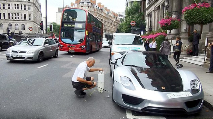 Millionaire Blocks Busy London Street To Get His Porsche Washed (8 pics)
