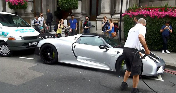 Millionaire Blocks Busy London Street To Get His Porsche Washed (8 pics)