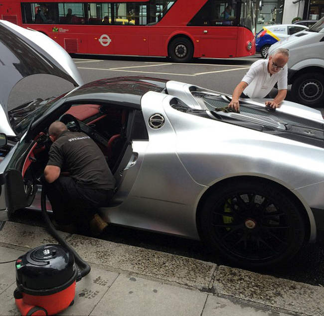 Millionaire Blocks Busy London Street To Get His Porsche Washed (8 pics)