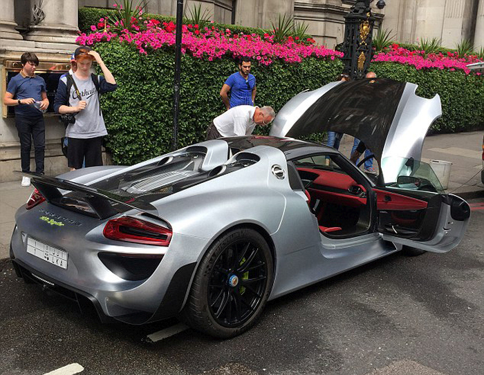 Millionaire Blocks Busy London Street To Get His Porsche Washed (8 pics)