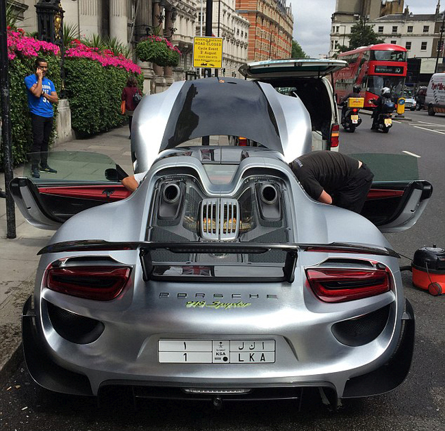 Millionaire Blocks Busy London Street To Get His Porsche Washed (8 pics)