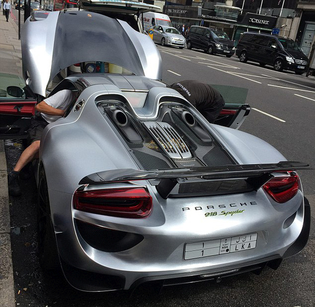 Millionaire Blocks Busy London Street To Get His Porsche Washed (8 pics)