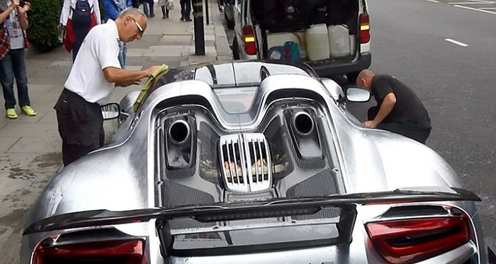 Millionaire Blocks Busy London Street To Get His Porsche Washed (8 pics)