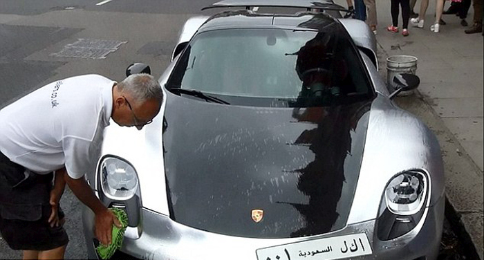 Millionaire Blocks Busy London Street To Get His Porsche Washed (8 pics)