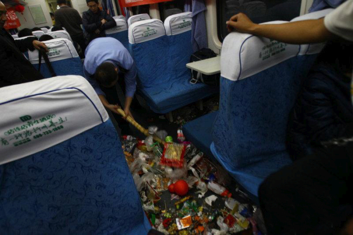 What A Chinese Train Looks Like During Rush Hour (4 pics)