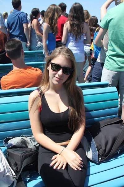 Busty Girls (52 pics)